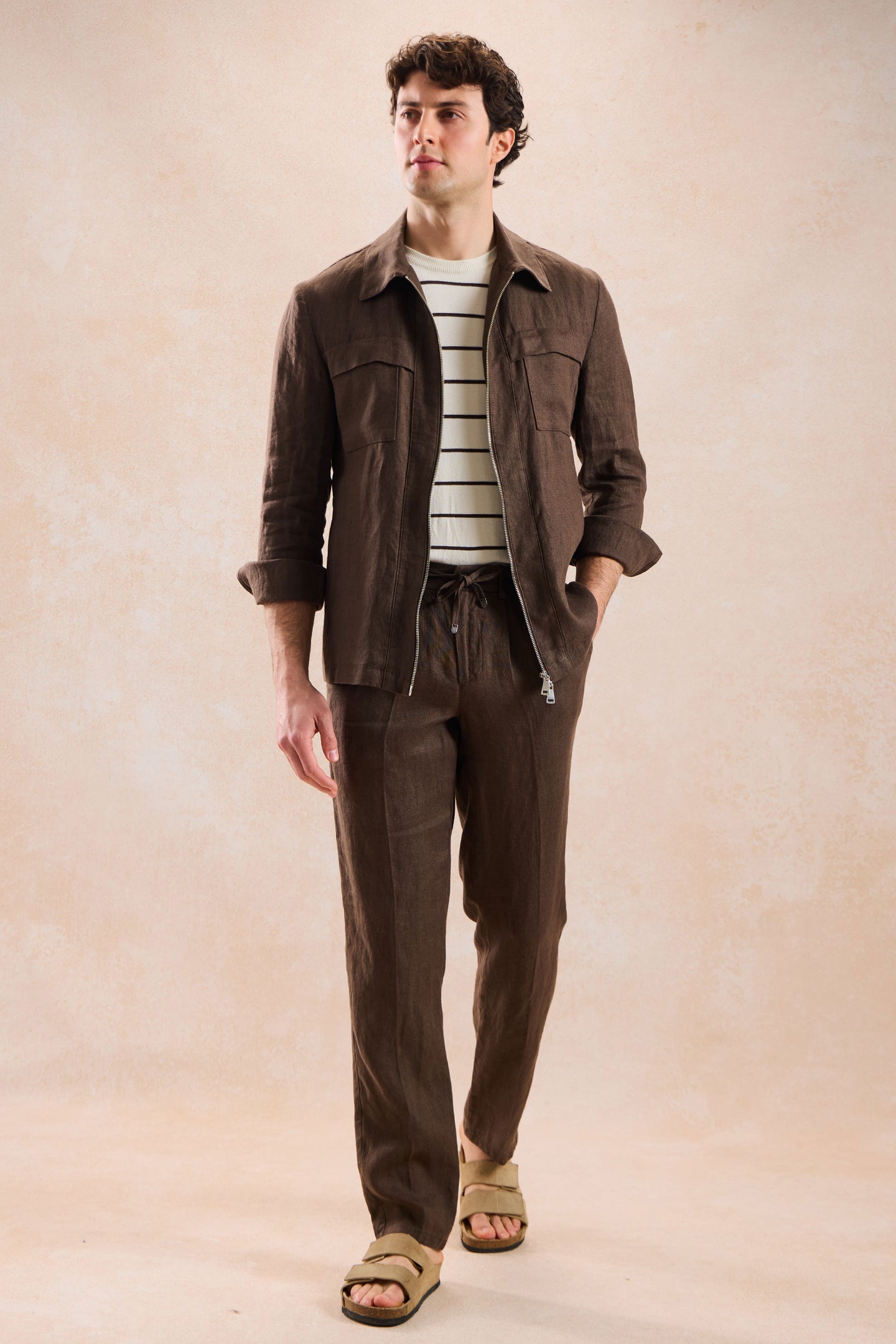 Terno masculino marrom de linho, estilo safari, elegante e casual, com zíper frontal, ideal para o verão.