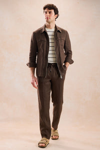 Terno masculino marrom de linho, estilo safari, elegante e casual, com zíper frontal, ideal para o verão.
