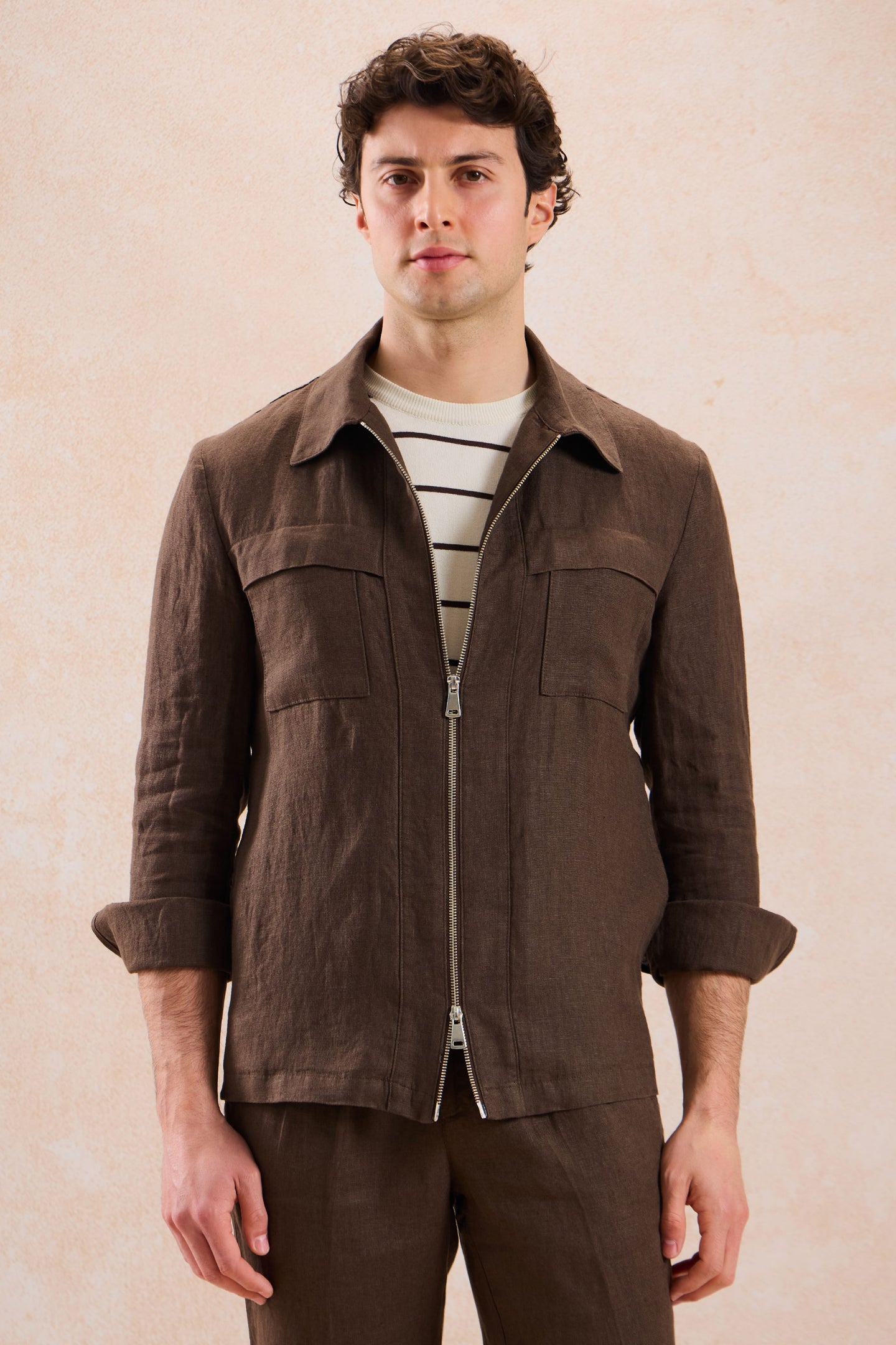Camisa masculina de linho marrom com zíper, leve e ideal para o verão.