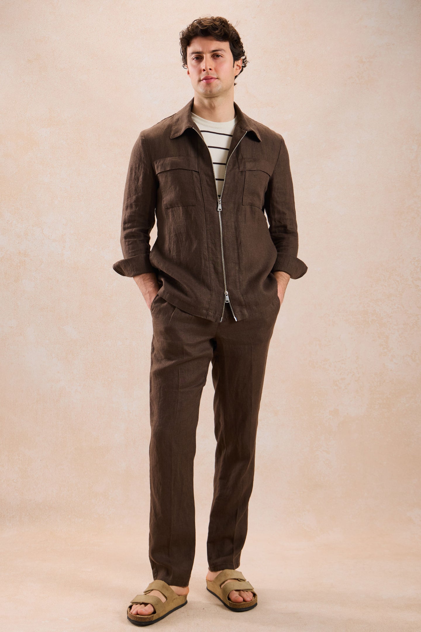 Camisa masculina de linho marrom com zíper, leve e ideal para o verão.