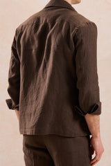 Camisa masculina de linho marrom com zíper, leve e ideal para o verão.