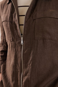 Camisa masculina de linho marrom com zíper, leve e ideal para o verão.