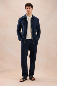 Terno masculino azul-marinho de linho, estilo safari, elegante e casual, com zíper frontal. Ideal para o verão.