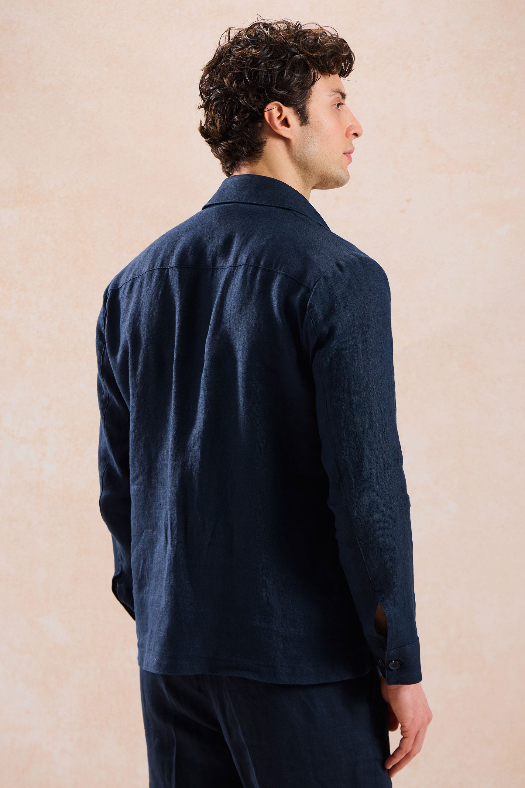 Terno masculino azul-marinho de linho, estilo safari, elegante e casual, com zíper frontal. Ideal para o verão.