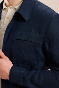 Terno masculino azul-marinho de linho, estilo safari, elegante e casual, com zíper frontal. Ideal para o verão.