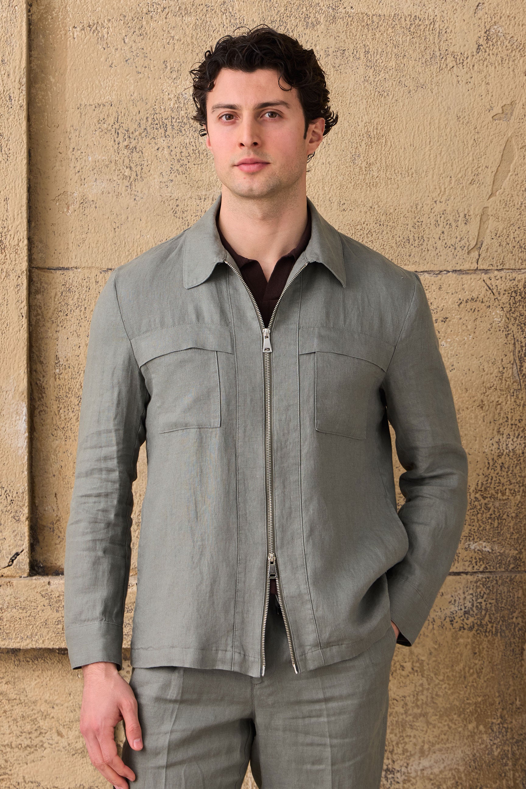 Camisa masculina de linho verde sálvia com zíper, leve e ideal para o verão.