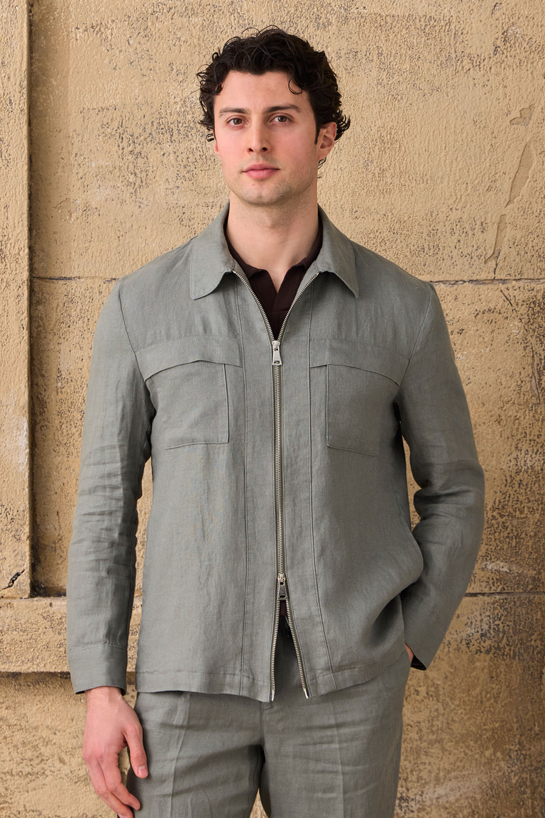 Camisa masculina de linho verde sálvia com zíper, leve e ideal para o verão.
