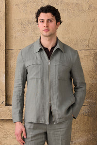 Terno masculino de linho verde sálvia, estilo safari, elegante e casual, com zíper frontal. Ideal para o verão.