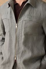 Terno masculino de linho verde sálvia, estilo safari, elegante e casual, com zíper frontal. Ideal para o verão.