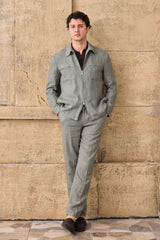 Terno masculino de linho verde sálvia, estilo safari, elegante e casual, com zíper frontal. Ideal para o verão.
