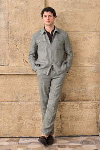 Terno masculino de linho verde sálvia, estilo safari, elegante e casual, com zíper frontal. Ideal para o verão.