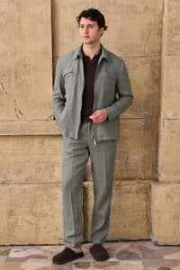 Terno masculino de linho verde sálvia, estilo safari, elegante e casual, com zíper frontal. Ideal para o verão.