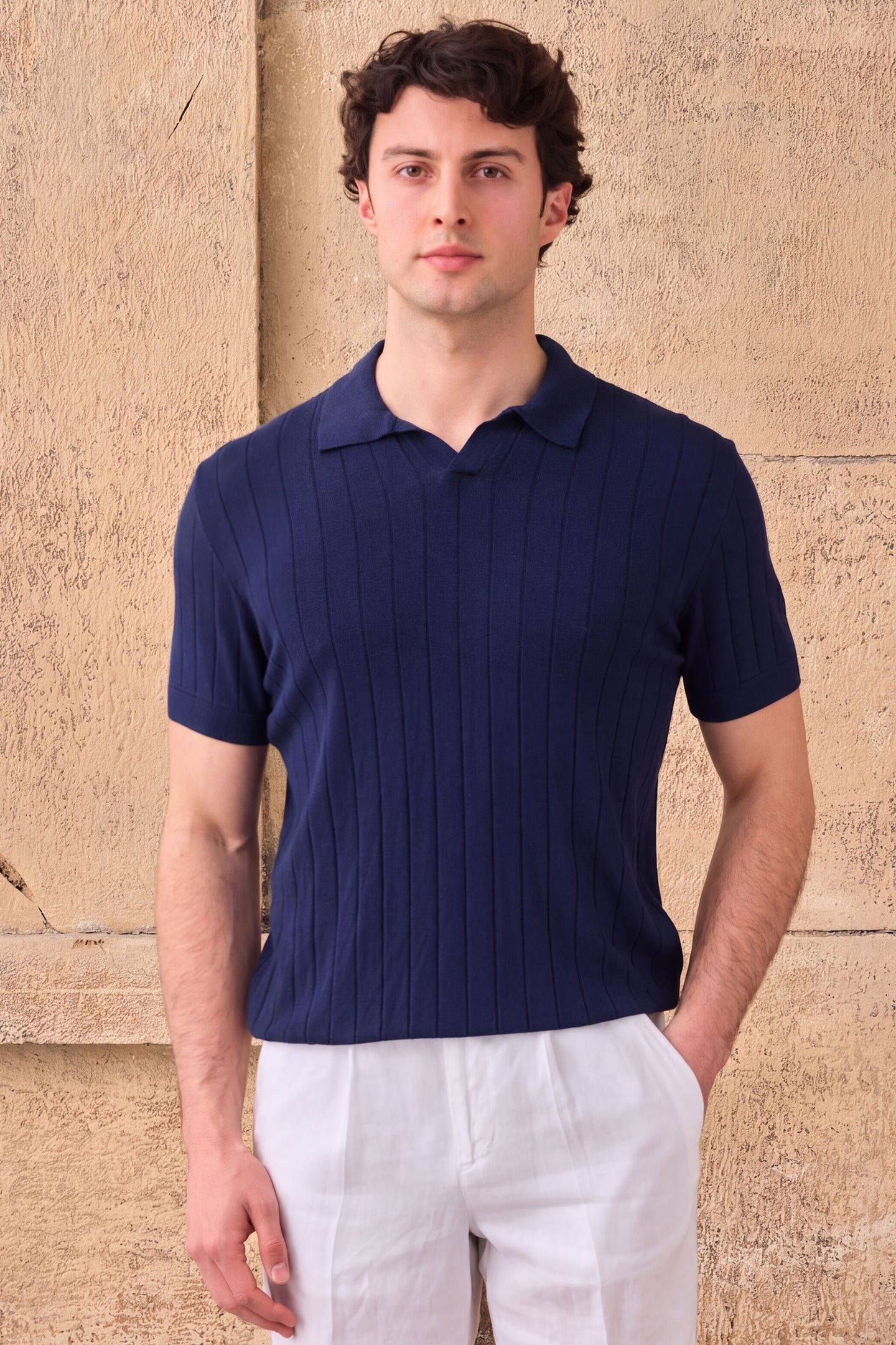 Camisa polo masculina azul-marinho escuro com textura canelada