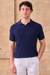 Camisa polo masculina azul-marinho escuro com textura canelada