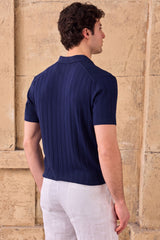 Camisa polo masculina azul-marinho escuro com textura canelada