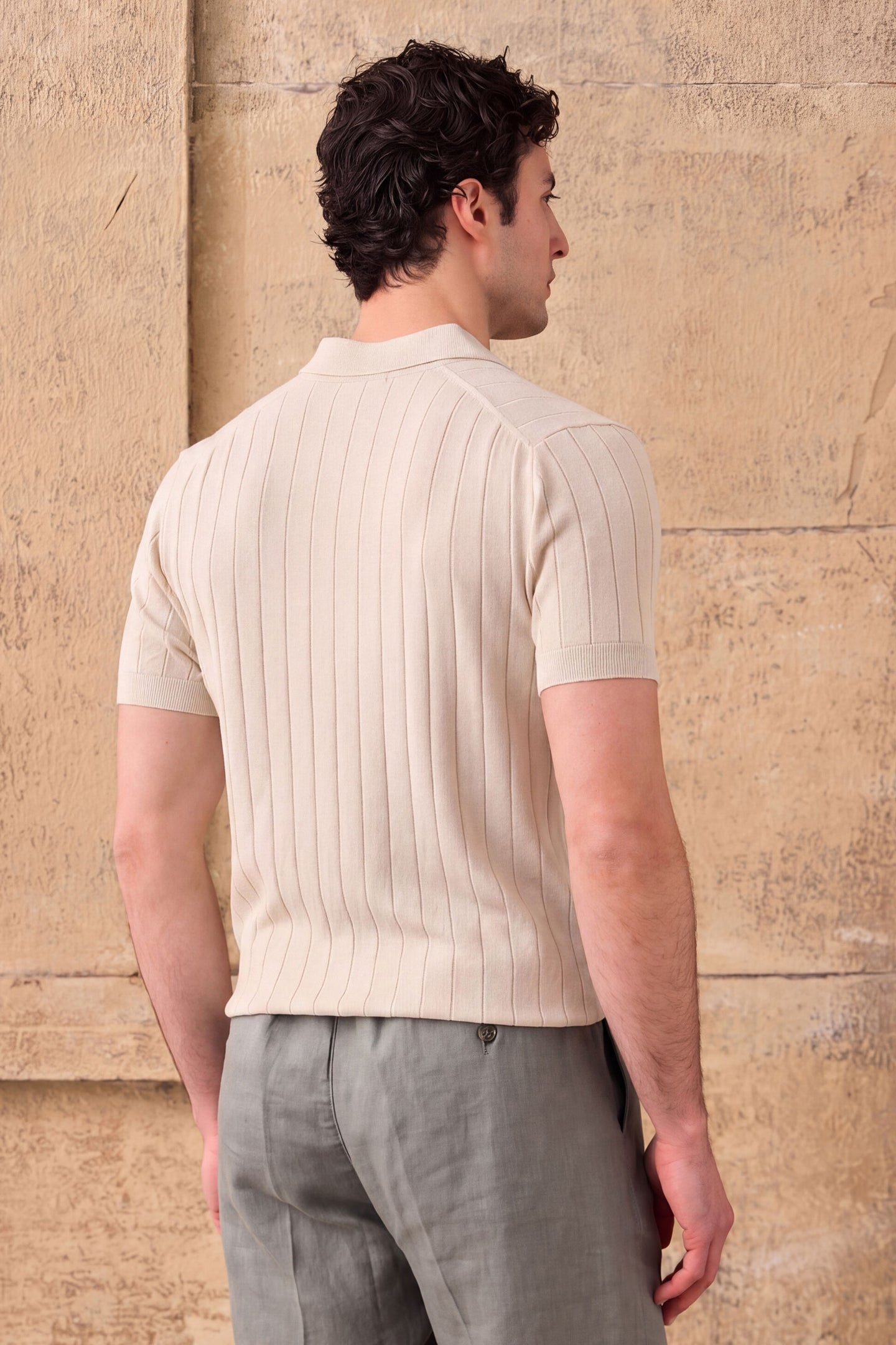 Camisa polo masculina creme com textura canelada