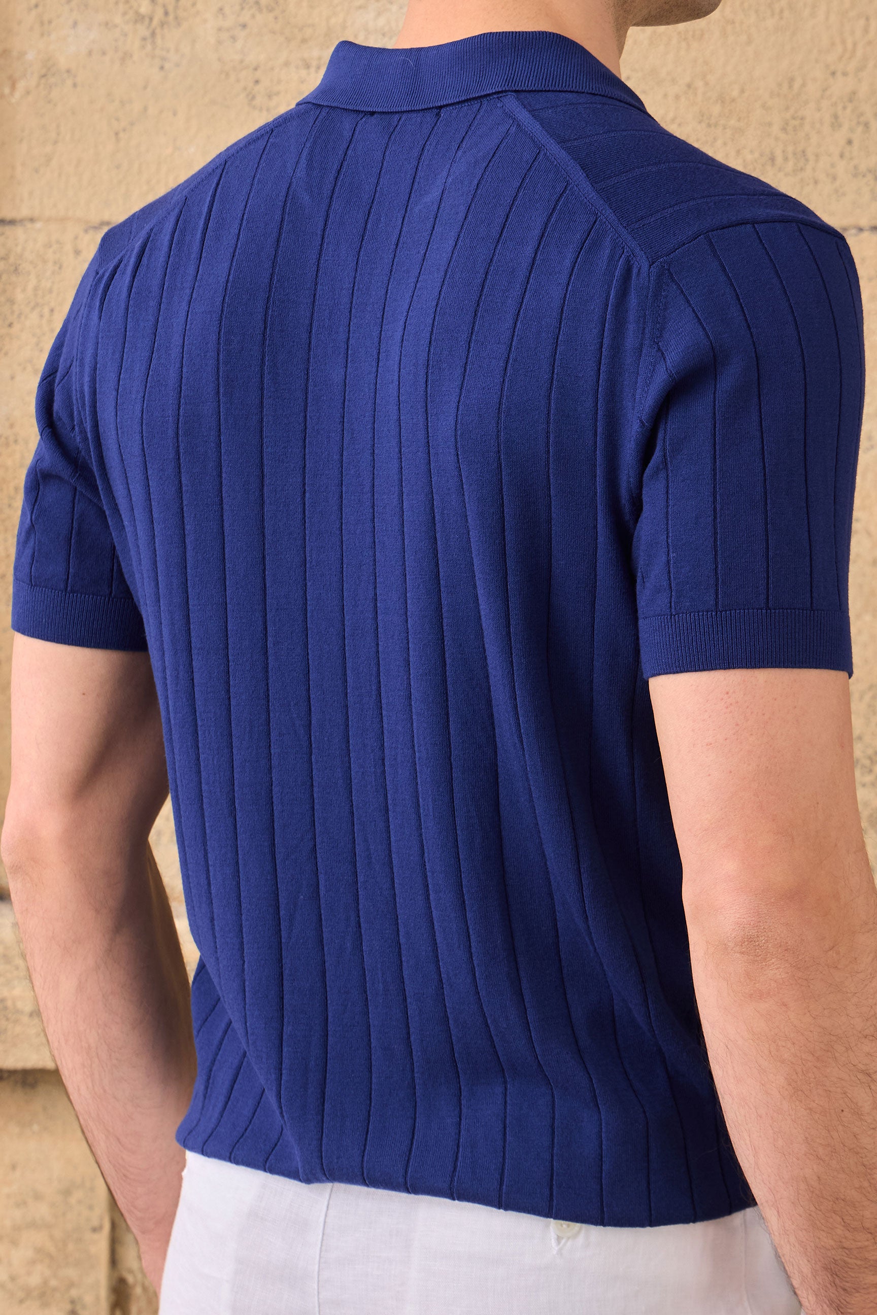 Camisa polo masculina azul marinho com textura canelada