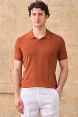 Camisa polo masculina de malha canelada na cor laranja ferrugem