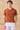 Camisa polo masculina de malha canelada na cor laranja ferrugem