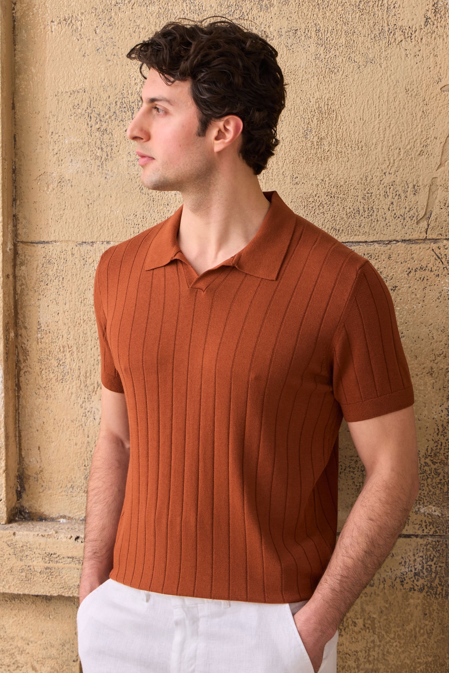 Camisa polo masculina de malha canelada na cor laranja ferrugem