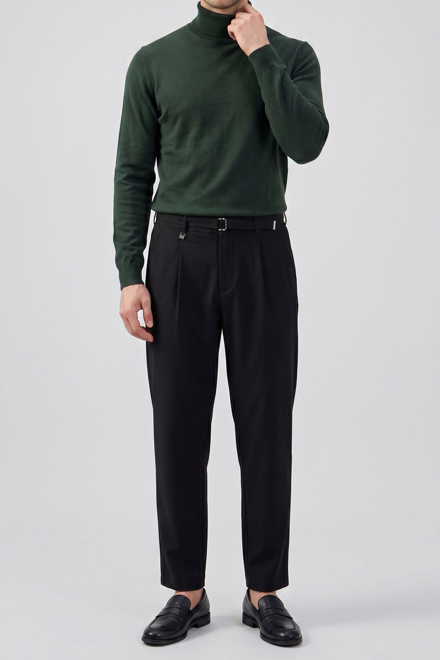 Suéter masculino verde de gola alta, em malha de viscose macia, manga comprida.