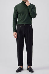 Suéter masculino verde de gola alta, em malha de viscose macia, manga comprida.