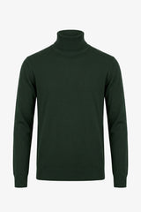 Suéter masculino verde de gola alta, em malha de viscose macia, manga comprida.