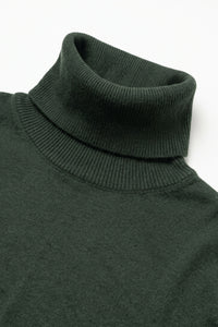 Suéter masculino verde de gola alta, em malha de viscose macia, manga comprida.