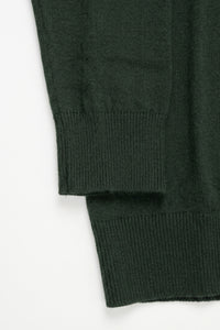Suéter masculino verde de gola alta, em malha de viscose macia, manga comprida.