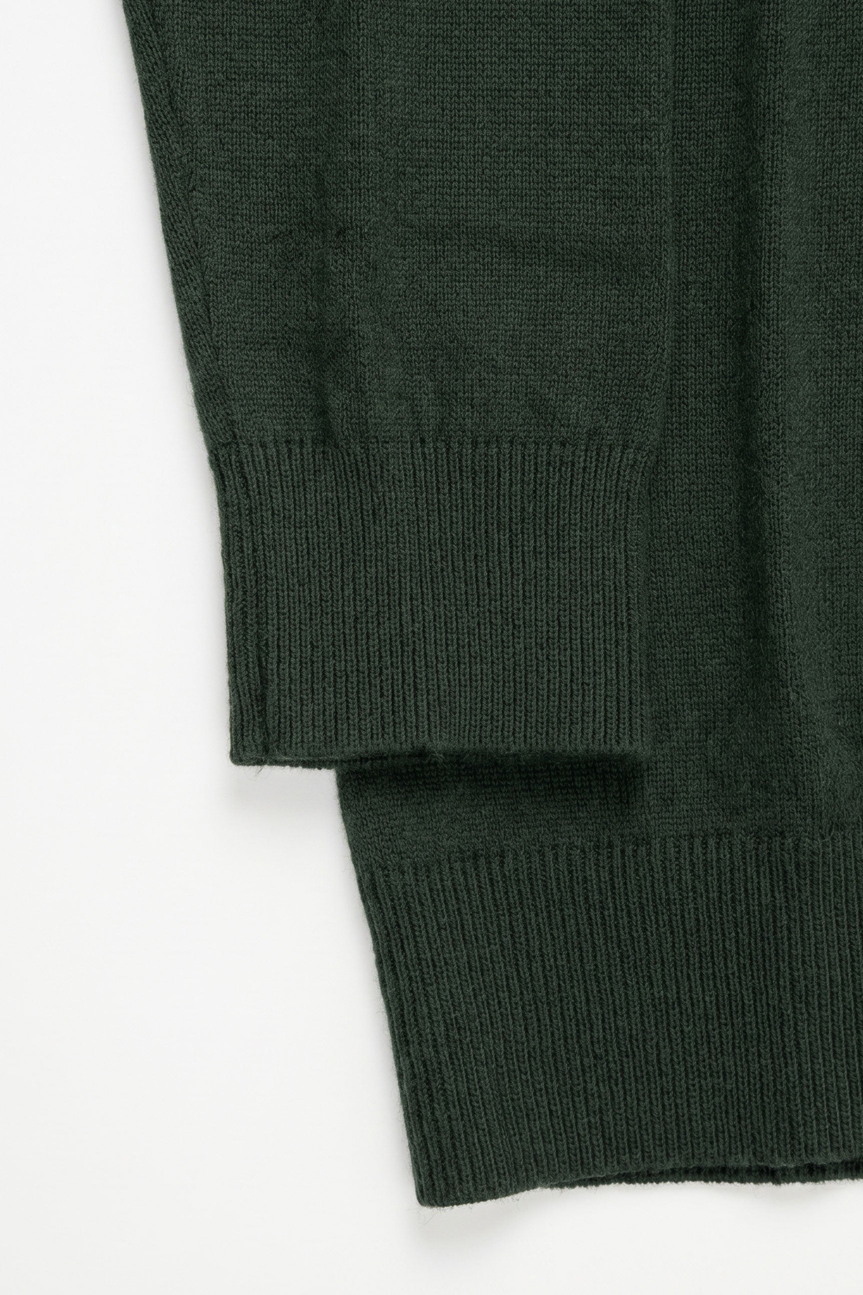 Suéter masculino verde de gola alta, em malha de viscose macia, manga comprida.