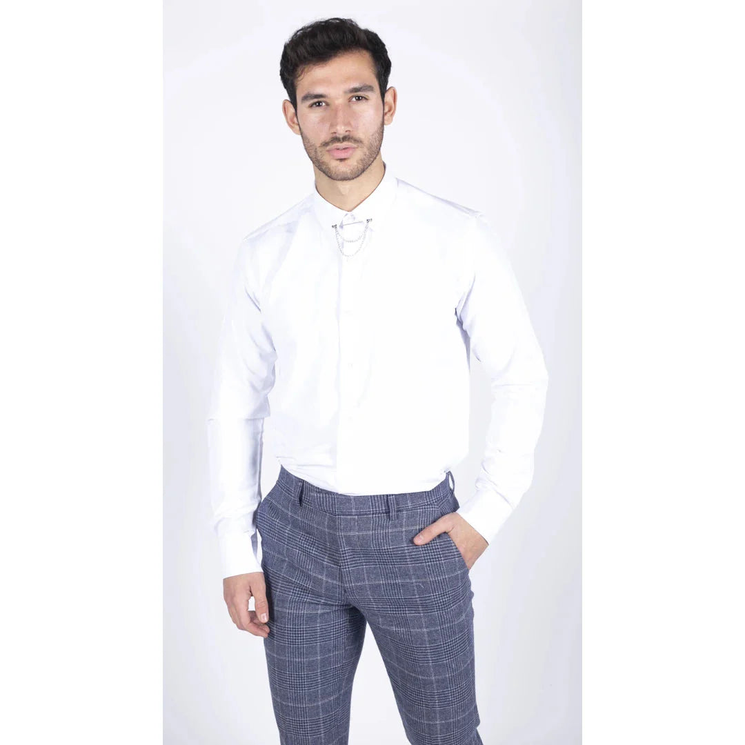 Camisa social masculina branca de popeline com botões, detalhe de corrente e detalhe de colarinho.