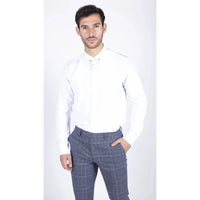 Camisa social masculina branca de popeline com botões, detalhe de corrente e detalhe de colarinho.