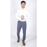 Camisa social masculina branca de popeline com botões, detalhe de corrente e detalhe de colarinho.