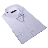 Camisa social masculina branca de popeline com botões, detalhe de corrente e detalhe de colarinho.