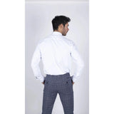 Camisa social masculina branca de popeline com botões, detalhe de corrente e detalhe de colarinho.