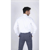 Camisa social masculina branca de popeline com botões, detalhe de corrente e detalhe de colarinho.