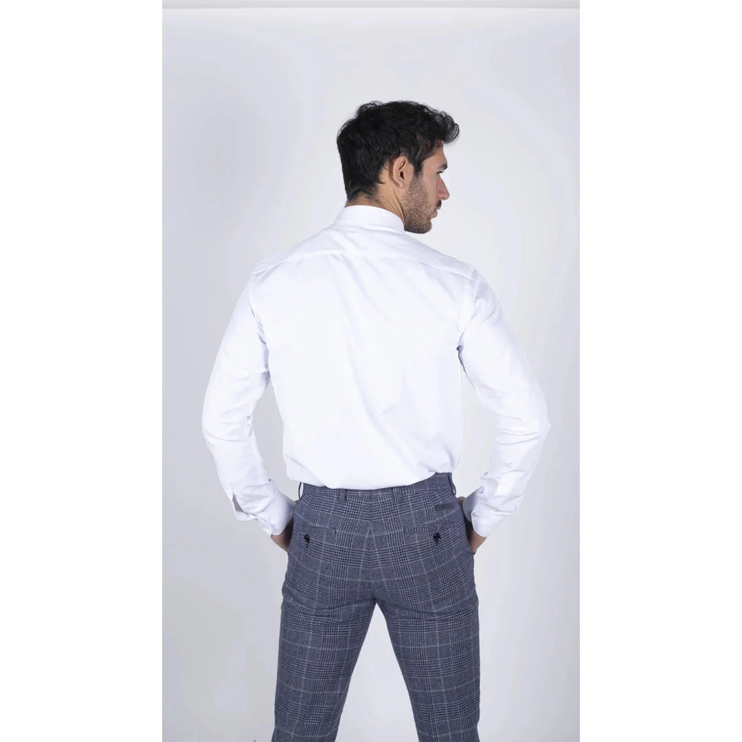 Camisa social masculina branca de popeline com botões, detalhe de corrente e detalhe de colarinho.