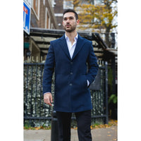 Sobretudo masculino azul-marinho em lã mista com gola lapela entalhada