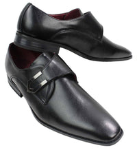 Sapatos masculinos de couro marrom claro e preto, com design italiano, fivela de metal e estilo slip-on.