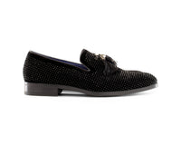 Sapatos de dança masculinos com detalhes em diamante e borlas.