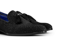 Sapatos de dança masculinos com detalhes em diamante e borlas.
