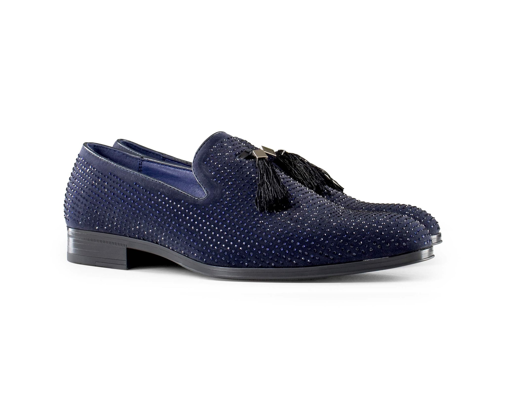 Sapatos de dança masculinos com detalhes em diamante e borlas.