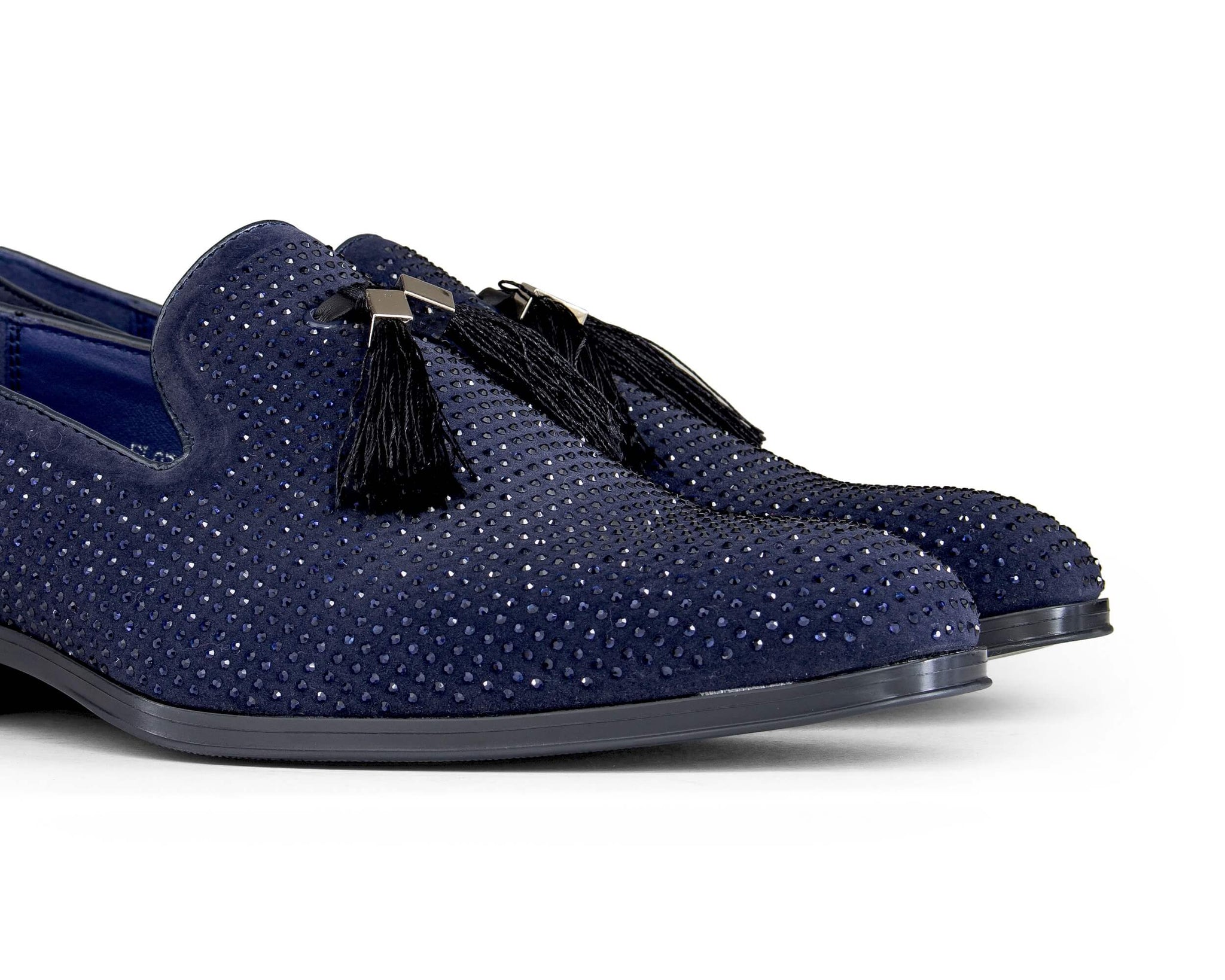 Sapatos de dança masculinos com detalhes em diamante e borlas.
