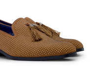 Sapatos de dança masculinos com detalhes em diamante e borlas.