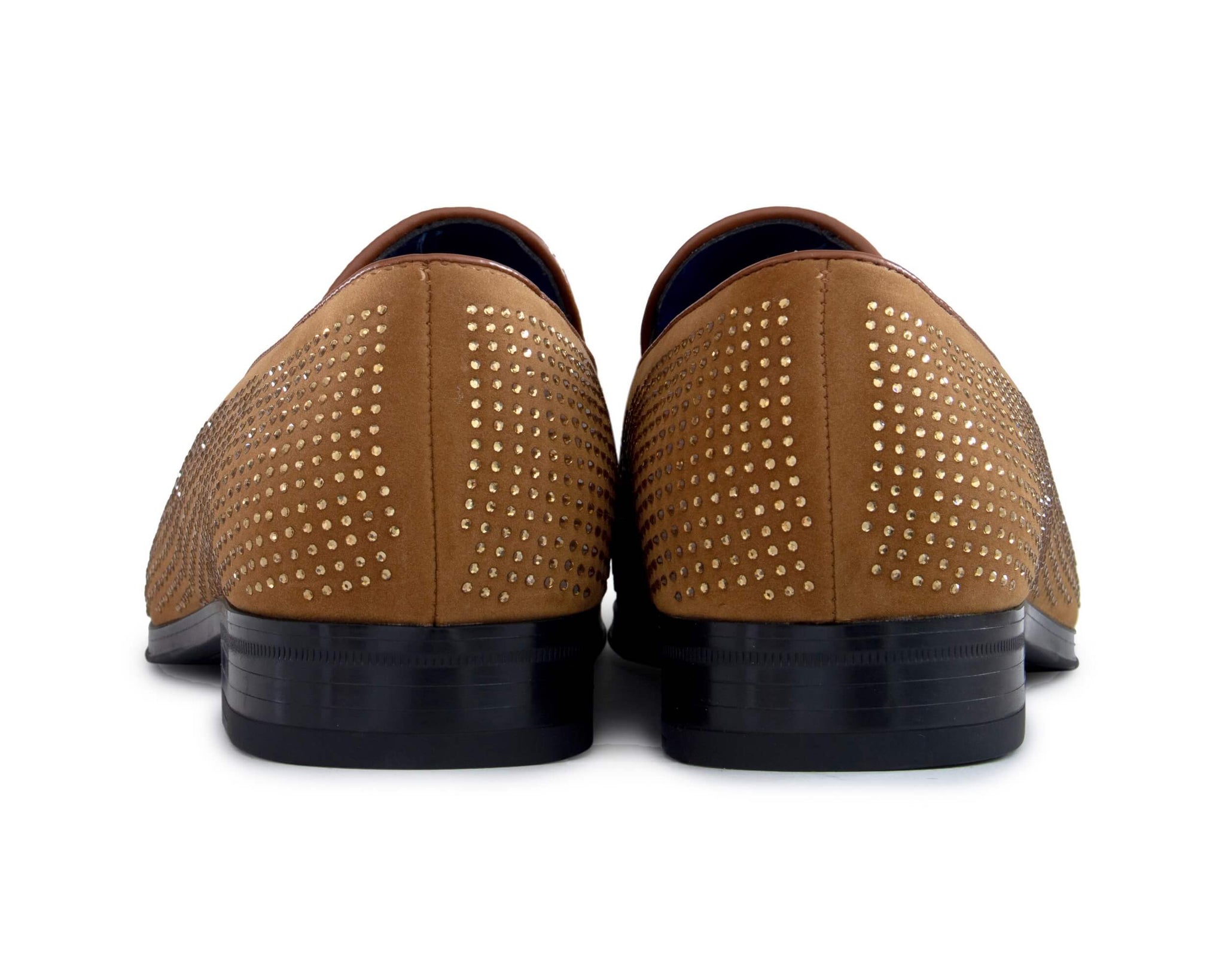 Sapatos de dança masculinos com detalhes em diamante e borlas.