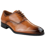 Sapatos Oxford masculinos elegantes e formais em verniz bege, com cadarço brilhante e bico redondo clássico.