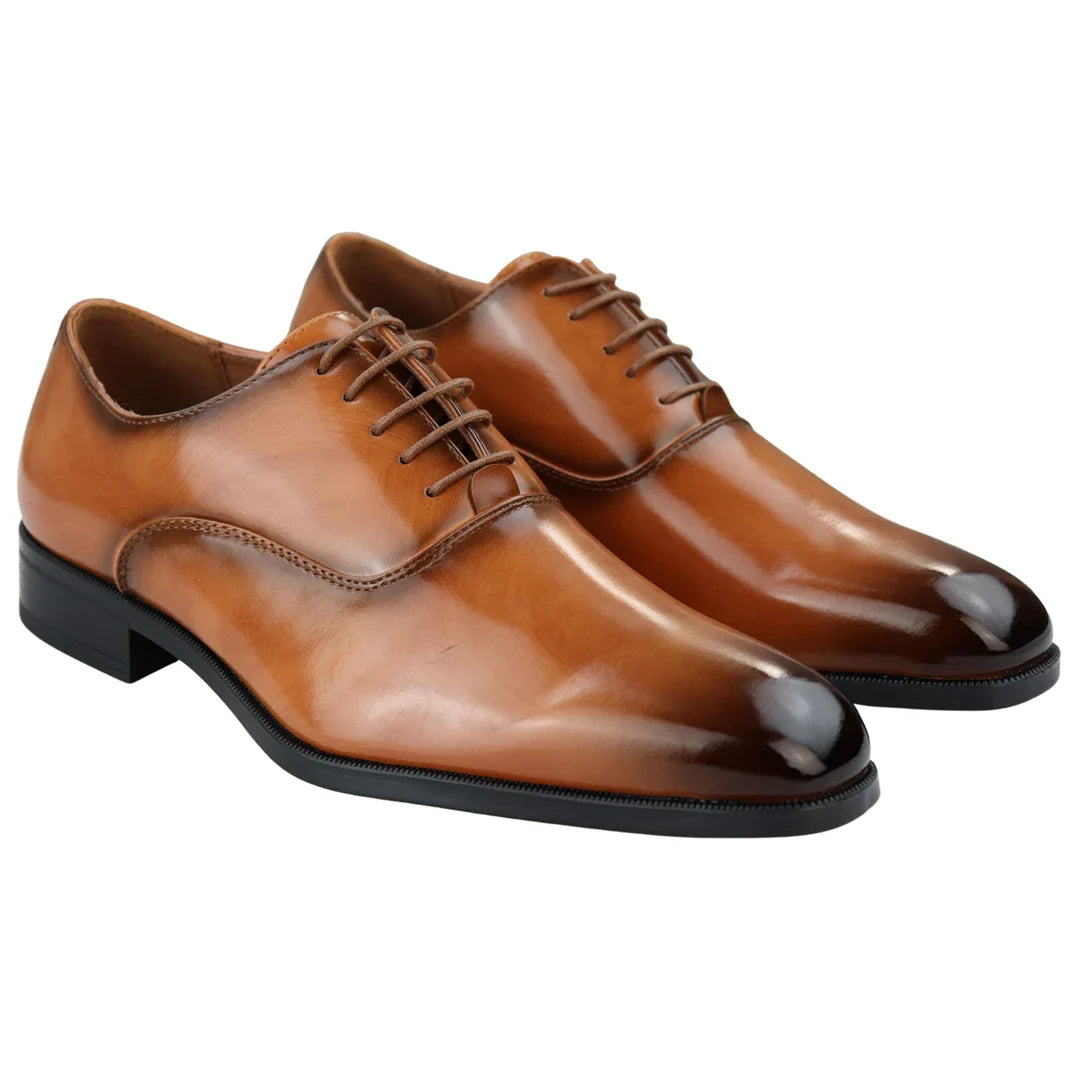 Sapatos Oxford masculinos elegantes e formais em verniz bege, com cadarço brilhante e bico redondo clássico.