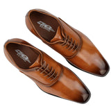 Sapatos Oxford masculinos elegantes e formais em verniz bege, com cadarço brilhante e bico redondo clássico.