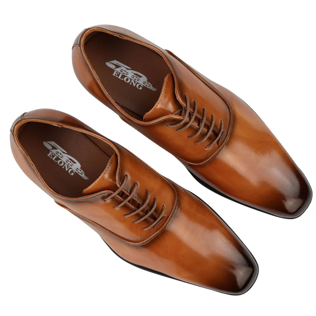 Sapatos Oxford masculinos elegantes e formais em verniz bege, com cadarço brilhante e bico redondo clássico.