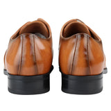 Sapatos Oxford masculinos elegantes e formais em verniz bege, com cadarço brilhante e bico redondo clássico.